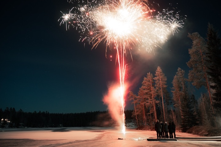 Uudenvuoden ilotulitus järvellä